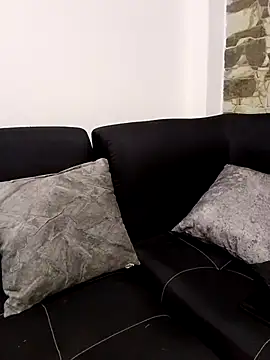 Yi Uzi online show from May 2026 02:02:02 PM
