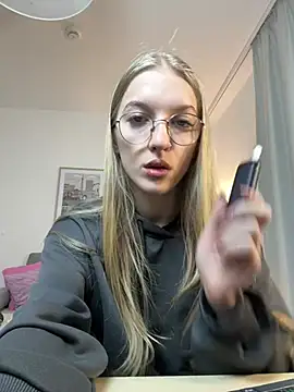Snapshot of EvaEvis chatting on April 2026 05:36:02 AM EvaEvis online show from April 2026 05:36:02 AM