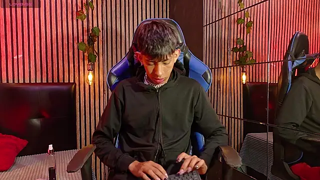 Snapshot of Tommy_Fox chatting on April 2026 01:16:01 PM Tommy Fox online show from April 2026 01:16:01 PM