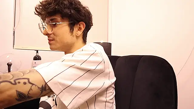 Snapshot of Tyler_Blade chatting on April 2026 11:21:02 PM Tyler Blade online show from April 2026 11:21:02 PM