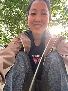 Snapshot of Huonglyna chatting on April 2026 01:48:01 AM Huonglyna online show from April 2026 01:48:01 AM