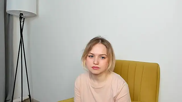 Snapshot of RoxieKaus chatting on April 2026 07:31:01 AM RoxieKaus online show from April 2026 07:31:01 AM