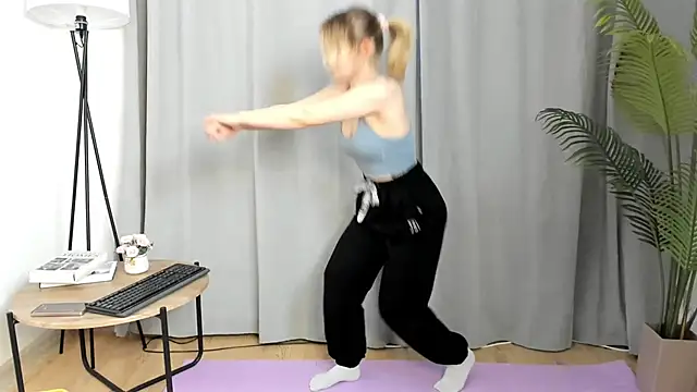 Snapshot of RoxieKaus chatting on April 2026 06:25:02 AM RoxieKaus online show from April 2026 06:25:02 AM