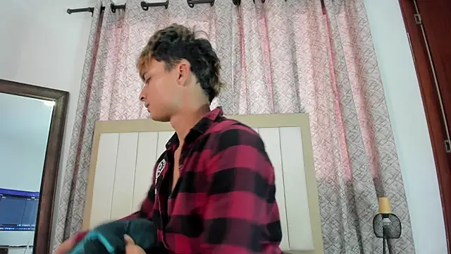 Snapshot of thomas_and_thiago chatting on April 2026 09:38:02 PM thomas and thiago online show from April 2026 09:38:02 PM