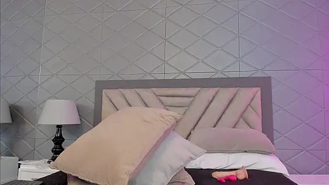 EvonnyMilk online show from April 2026 04:18:02 AM