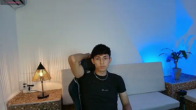 Valentino Rey online show from April 2026 01:05:02 PM