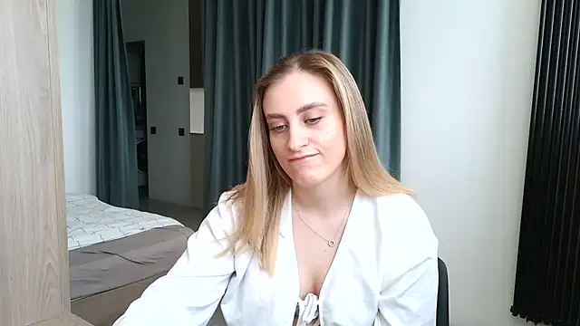 Snapshot of SugarBlondee chatting on June 2026 11:33:01 AM SugarBlondee online show from June 2026 11:33:01 AM