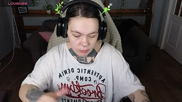 QwertyAnnie Lbo online show from April 2026 04:32:01 PM