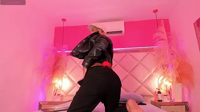 SamyBrownn online show from April 2026 06:21:02 PM