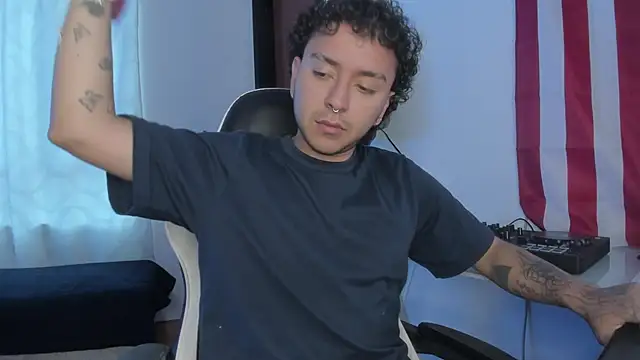 Snapshot of alexmontesco chatting on April 2026 10:25:02 PM alexmontesco online show from April 2026 10:25:02 PM