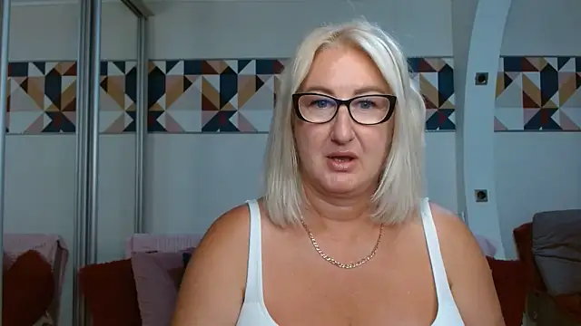 Snapshot of DianaFrances chatting on June 2026 01:28:02 PM DianaFrances online show from June 2026 01:28:02 PM