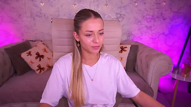 DoveLovee online show from May 2026 04:04:02 PM
