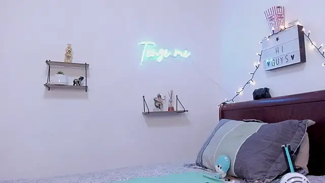 Snapshot of PipeAfterNight chatting on April 2026 05:57:01 AM PipeAfterNight online show from April 2026 05:57:01 AM