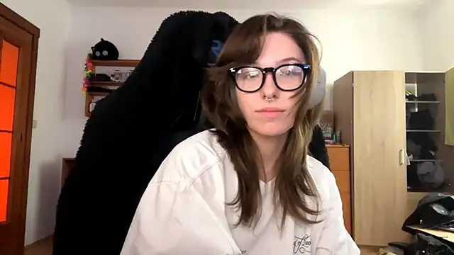 PillowPeachX online show from April 2026 02:20:01 PM