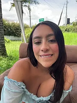 JuliettaGmz online show from June 2026 05:17:01 PM