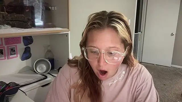 MUSCLEMOMMY1365 online show from April 2026 04:01:01 PM