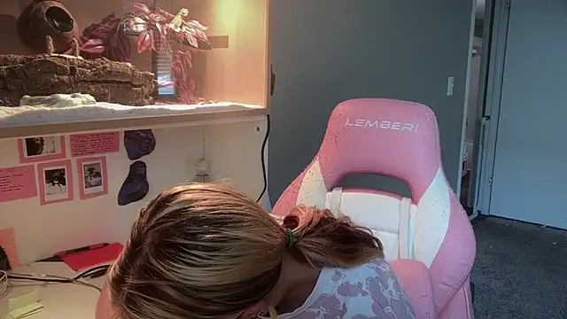 MUSCLEMOMMY1365 online show from April 2026 04:00:01 PM