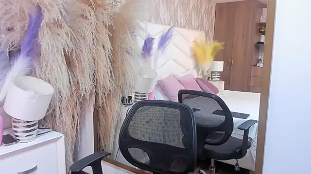 mia  evans  online show from July 2026 01:18:02 PM