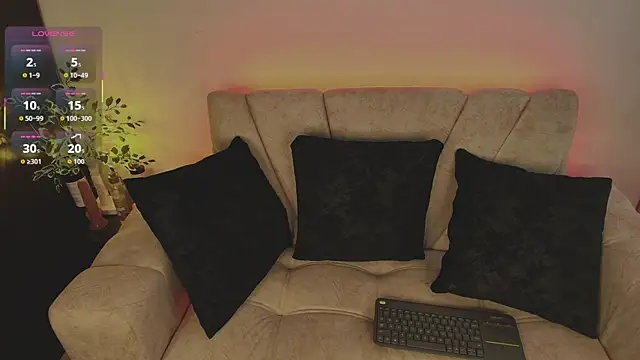 Snapshot of Cloe_martinezz_ chatting on May 2026 08:28:01 PM Cloe martinezz online show from May 2026 08:28:01 PM