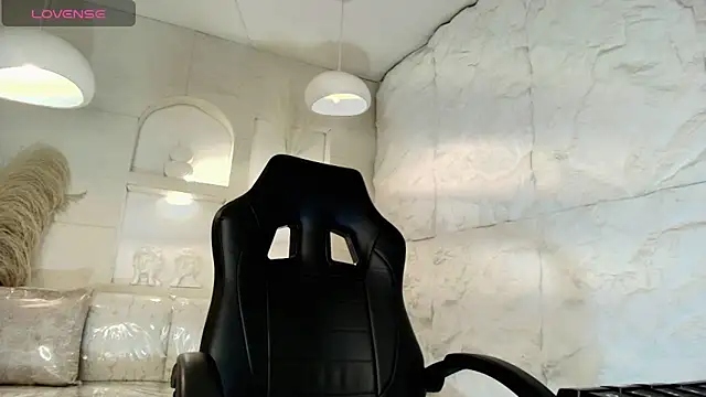 Moon Red r online show from April 2026 07:33:02 PM
