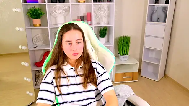 NadinnL online show from April 2026 07:39:01 AM