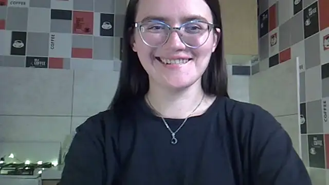 Miss Tinakiss online show from April 2026 05:50:01 PM