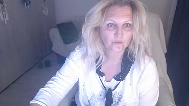 Divineblond online show from April 2026 10:09:02 PM