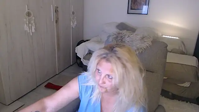 Snapshot of Divineblond chatting on June 2026 09:06:02 PM Divineblond online show from June 2026 09:06:02 PM