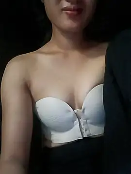 Snapshot of Rosie_LoveUU chatting on May 2026 11:32:01 PM Rosie LoveUU online show from May 2026 11:32:01 PM