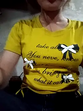 Snapshot of Rosie_LoveUU chatting on May 2026 11:00:01 PM Rosie LoveUU online show from May 2026 11:00:01 PM