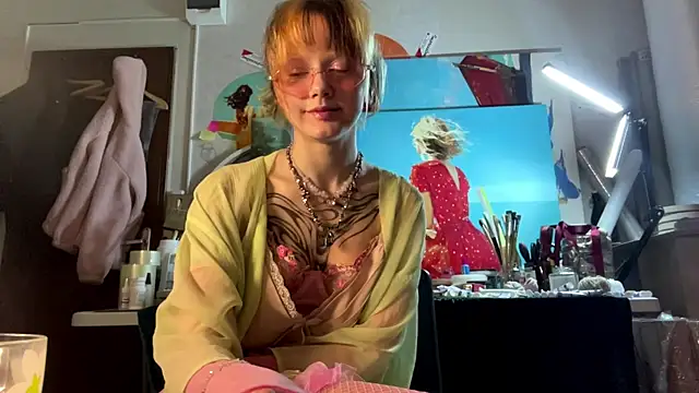 sarawhisperr online show from April 2026 06:46:02 PM