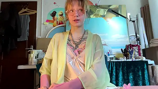 sarawhisperr online show from April 2026 12:11:02 PM