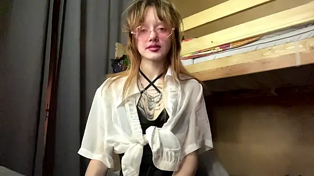 sarawhisperr online show from May 2026 03:15:01 AM