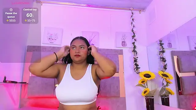 Snapshot of Playful_Violet chatting on May 2026 02:23:02 PM Playful Violet online show from May 2026 02:23:02 PM