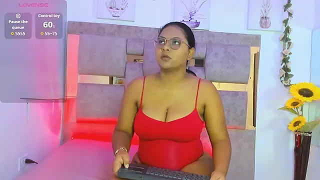 Snapshot of Playful_Violet chatting on May 2026 01:30:02 PM Playful Violet online show from May 2026 01:30:02 PM