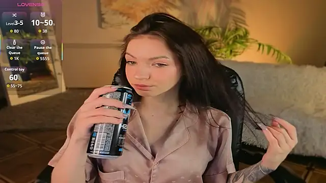 Snapshot of Luna_Come chatting on June 2026 06:52:02 AM Luna Come online show from June 2026 06:52:02 AM