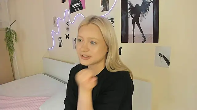 Snapshot of MidnightPoise chatting on June 2026 05:16:01 AM MidnightPoise online show from June 2026 05:16:01 AM