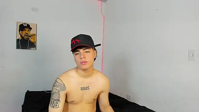 just2latins online show from May 2026 07:23:02 PM