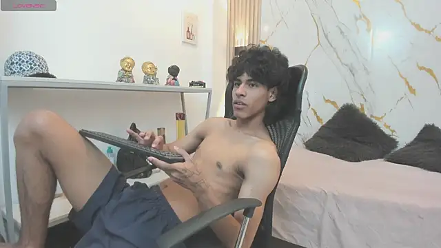 Snapshot of Zayn_Fox32 chatting on May 2026 07:19:02 PM Zayn Fox32 online show from May 2026 07:19:02 PM