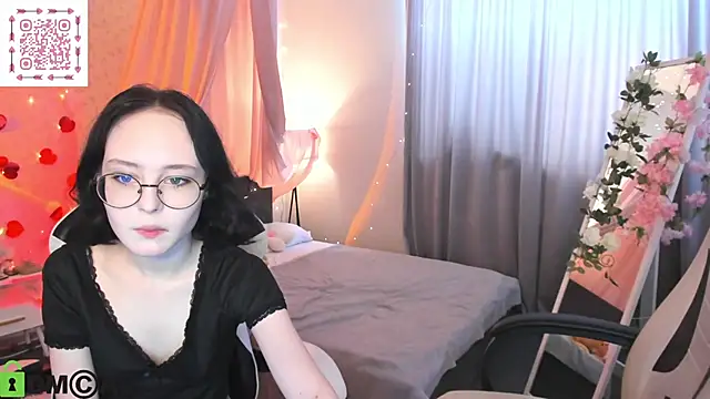 Snapshot of Elira_Vane chatting on June 2026 06:52:02 AM Elira Vane online show from June 2026 06:52:02 AM