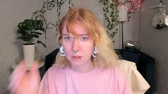 Snapshot of Elira_Vane chatting on June 2026 03:08:01 AM Elira Vane online show from June 2026 03:08:01 AM