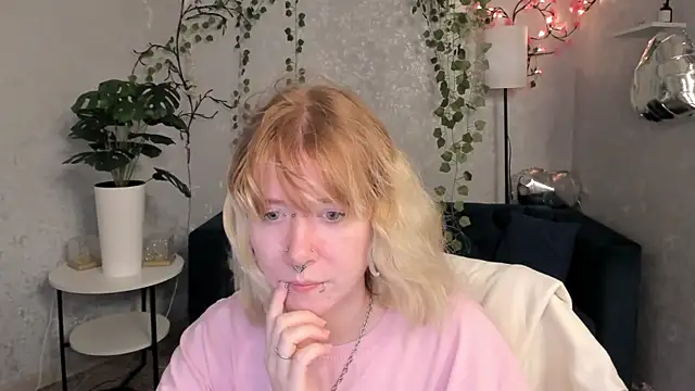 Snapshot of Elira_Vane chatting on June 2026 03:25:01 AM Elira Vane online show from June 2026 03:25:01 AM