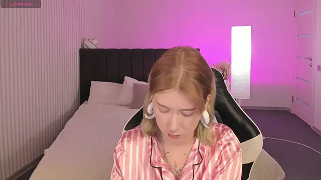 Snapshot of Elira_Vane chatting on June 2026 02:56:02 AM Elira Vane online show from June 2026 02:56:02 AM