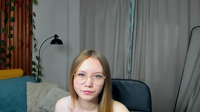FloraLarsson online show from May 2026 03:35:02 AM