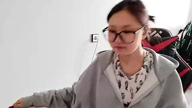 Snapshot of AdelineCanup chatting on May 2026 01:22:02 AM AdelineCanup online show from May 2026 01:22:02 AM