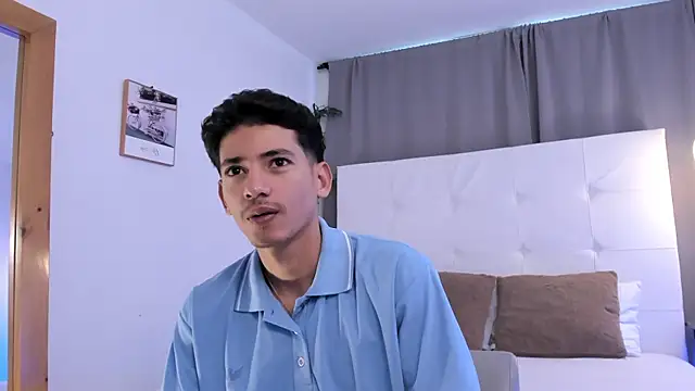 Snapshot of Alejo-and-Thiago chatting on July 2026 12:33:01 PM Alejo-and-Thiago online show from July 2026 12:33:01 PM