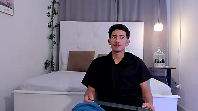 Snapshot of Alejo-and-Thiago chatting on July 2026 12:20:01 PM Alejo-and-Thiago online show from July 2026 12:20:01 PM