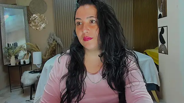 Snapshot of BBWLuxuryMuse chatting on June 2026 11:43:01 AM BBWLuxuryMuse online show from June 2026 11:43:01 AM