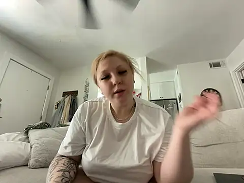 Snapshot of blonde__baby chatting on May 2026 05:53:01 PM blonde baby online show from May 2026 05:53:01 PM