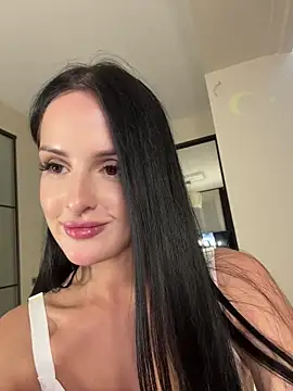 Evaryn online show from July 2026 06:22:02 PM